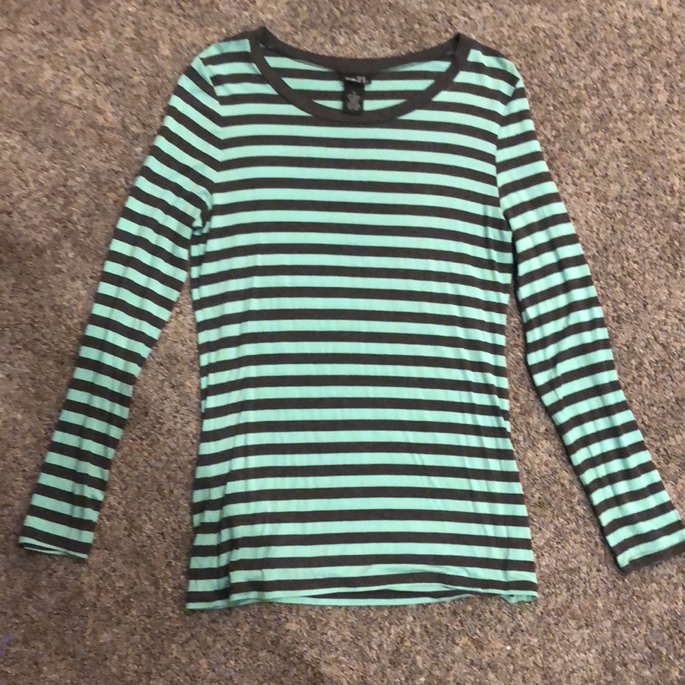 Fitted women’s shirt- long sleeve top size large